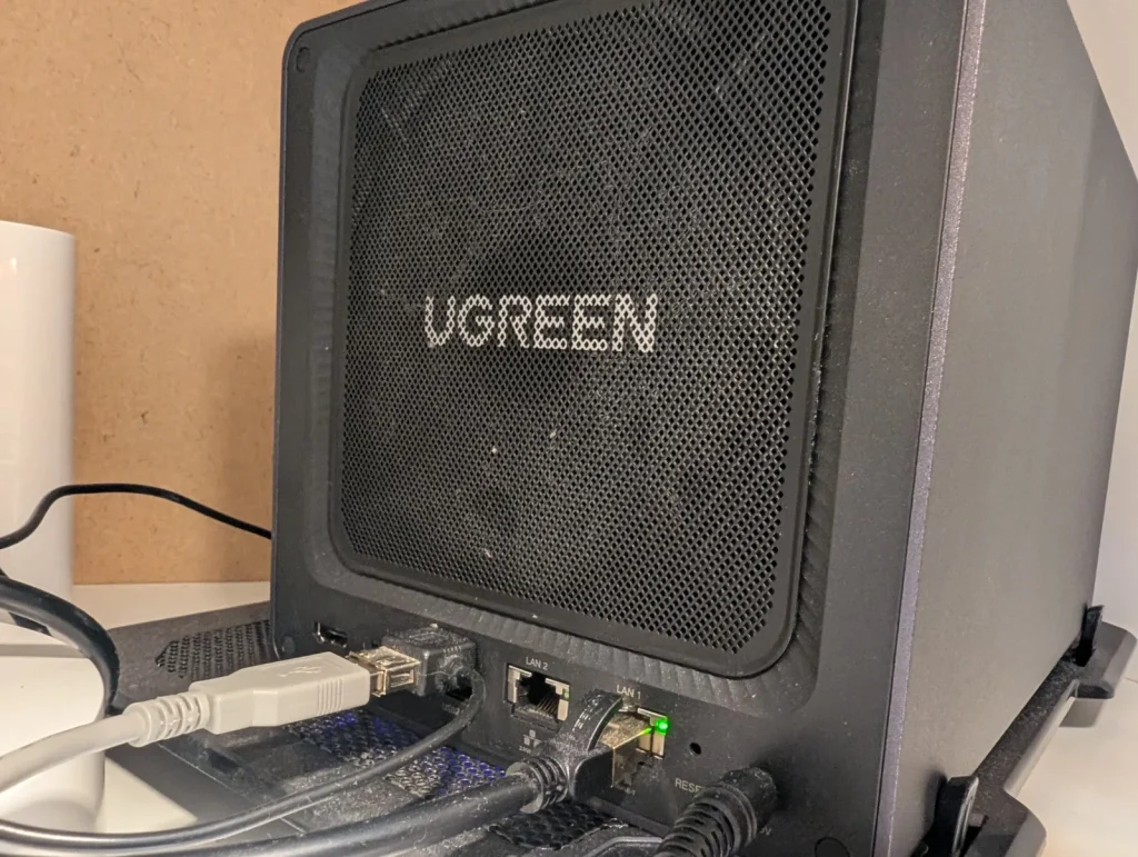 Arrière du NAS UGREEN : grille du ventilateur et ports réseau LAN 1 et LAN 2