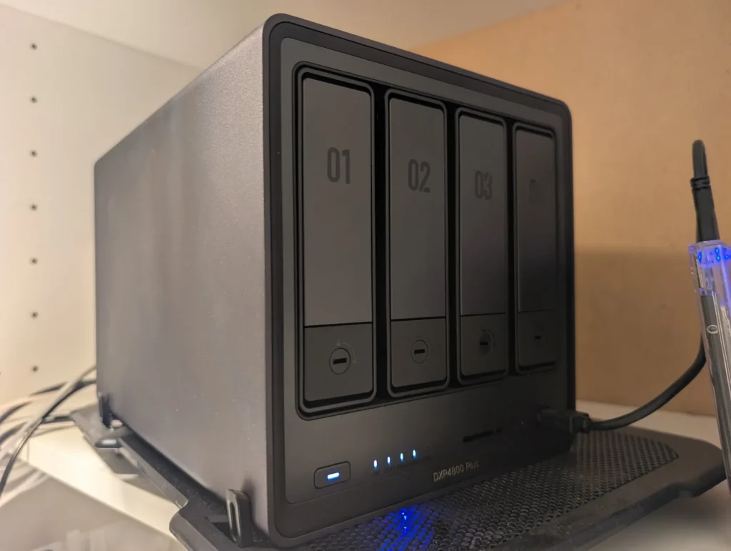 NAS UGREEN DXP4800 Plus allumé, vue de face, quatre baies