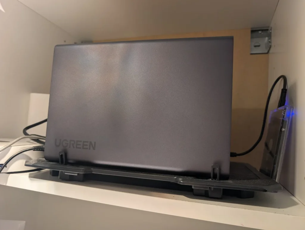 NAS UGREEN DXP4800 Plus posé sur un support ventilé