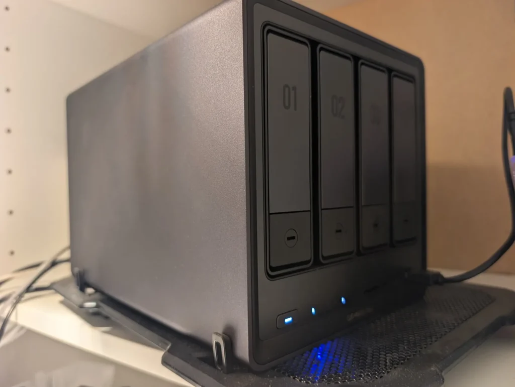 Voyants d'activité des disques du NAS UGREEN DXP4800 Plus