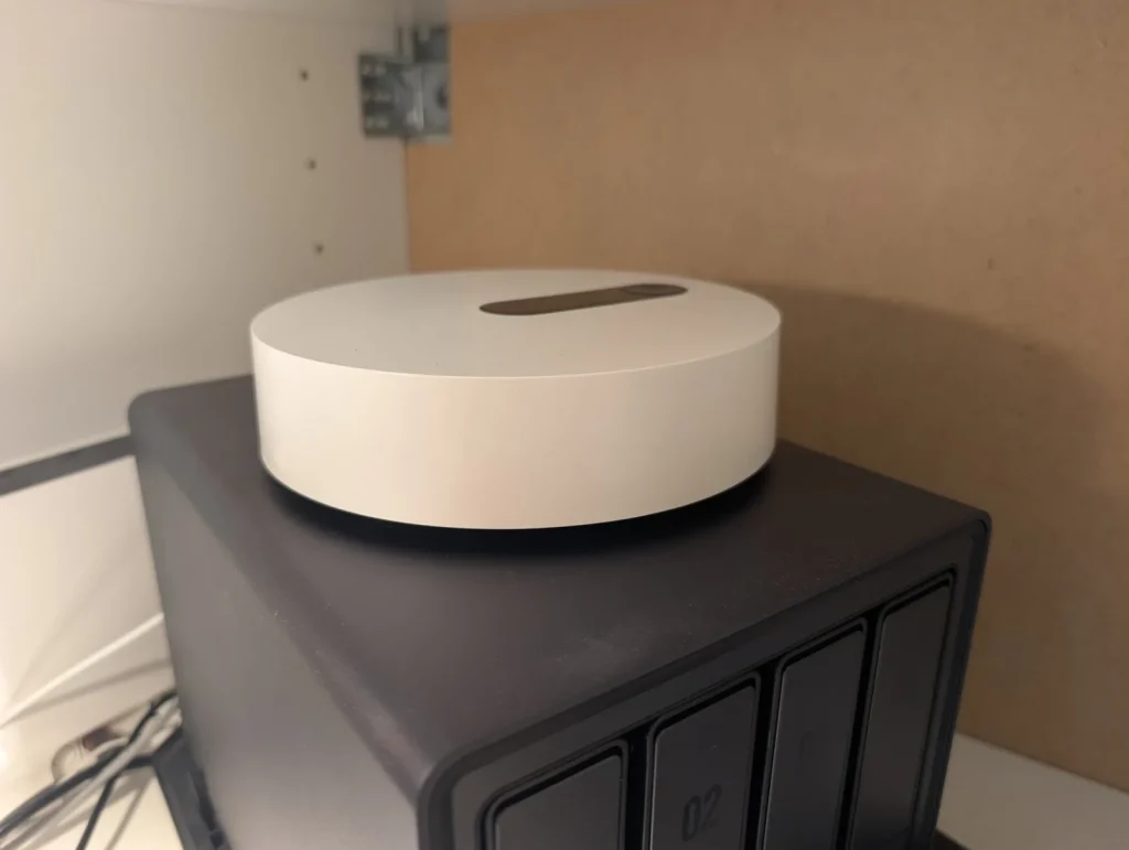 Box Internet posée sur le NAS UGREEN : deux appareils dans un seul placard
