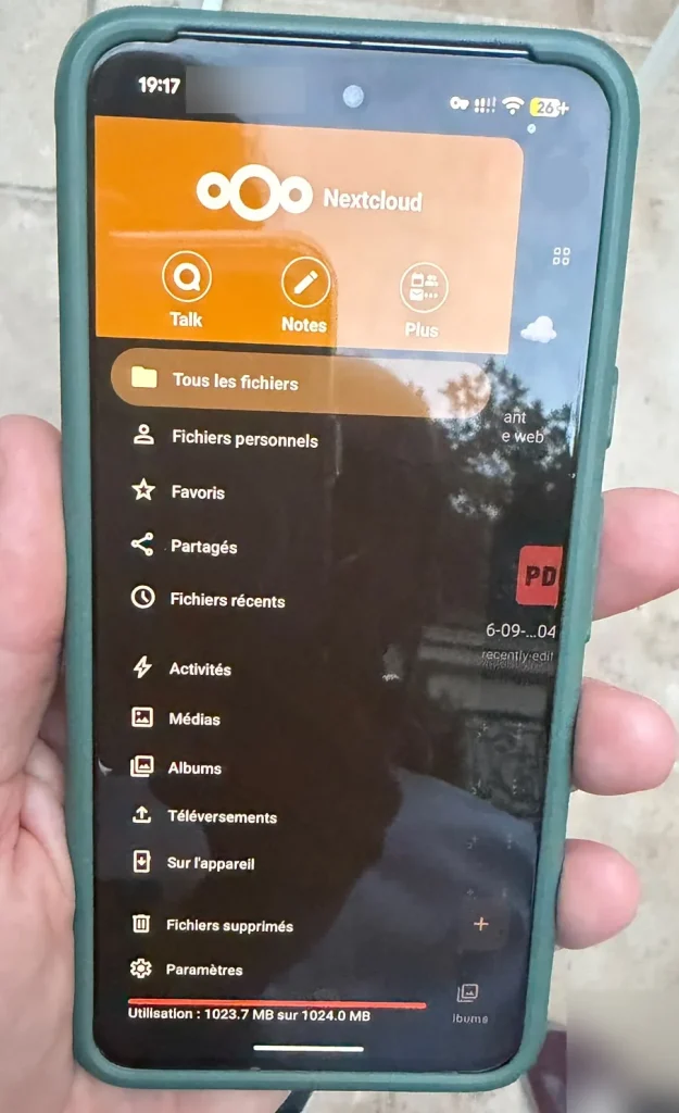 Appli Nextcloud ouverte sur un téléphone tenu en main